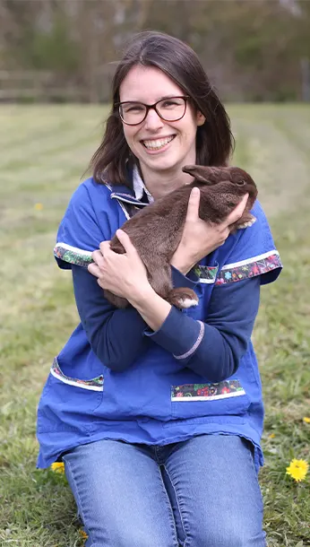 Léa Laurent avec un lapin clinique des marais Alliavet, à Breuil-le-vert, Clermont