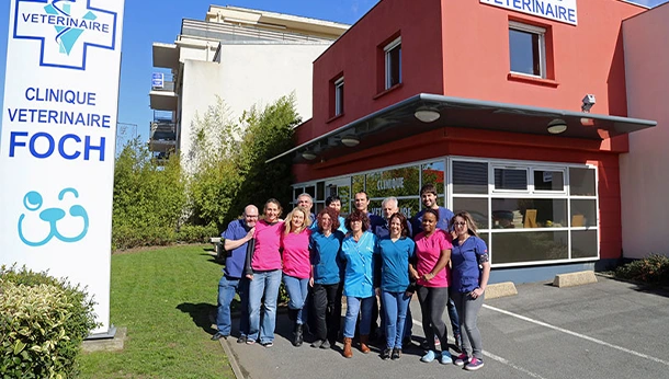 Equipe devant la Clinique vétérinaire Foch à Meaux